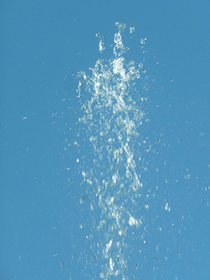 Nahaufnahme eines Wasserstrahls.